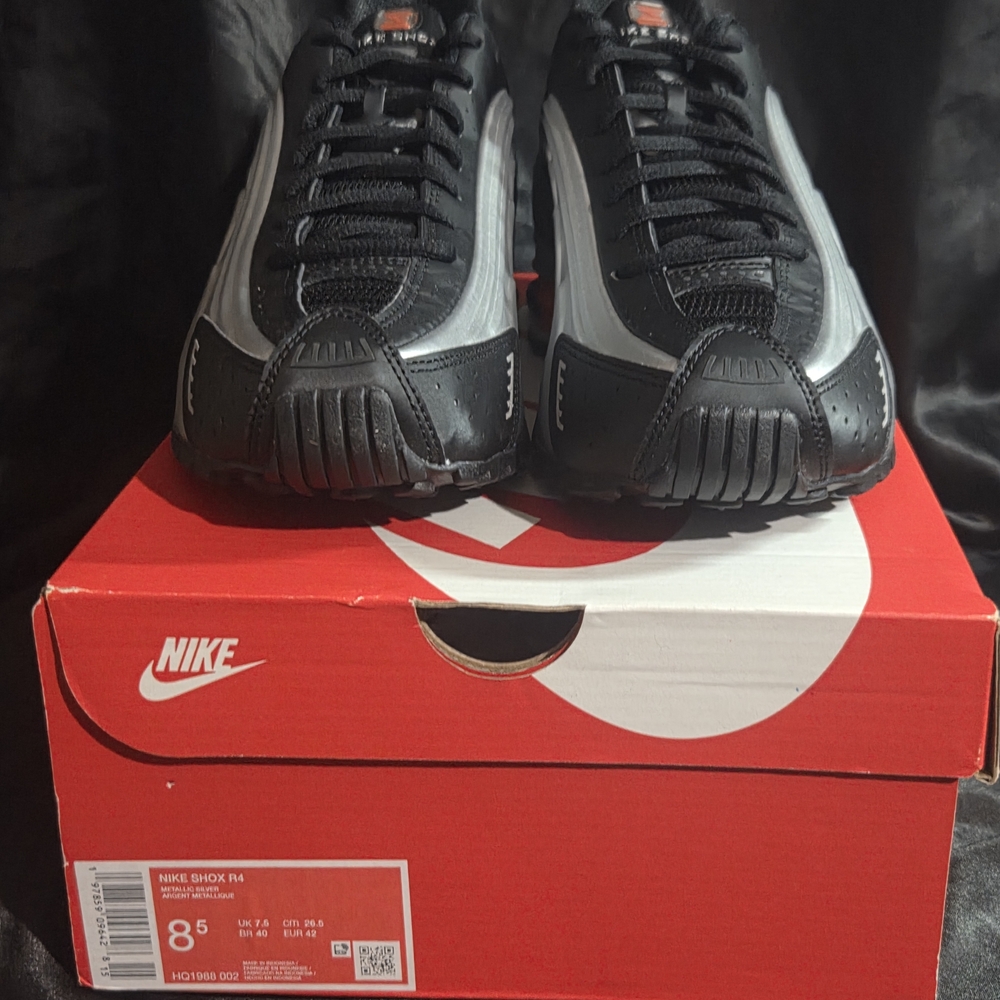 Nike Shox R4 Men's Black and Gray Sneakers